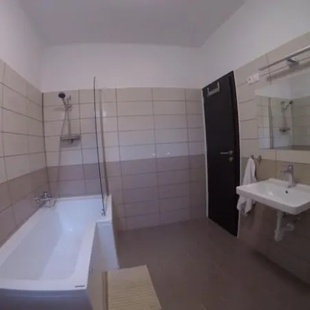 Varlak Vendeghaz 1 *