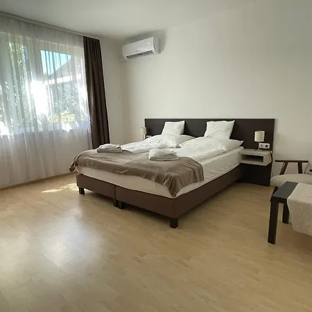 Varlak Vendeghaz 1 *